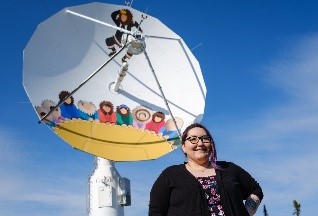 Inuvialuit Artist, Sheree McLeod, in front of NRCan's ICAN-1 antenna